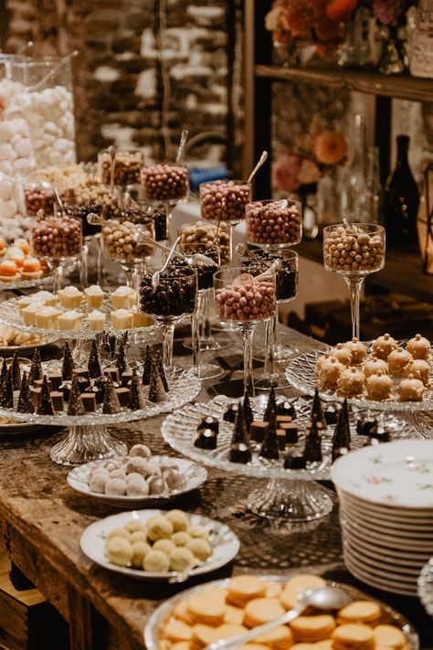 Wedding Food Display Buffet, Classy Wedding Food Ideas, Wedding Food Ideas Italian, Italian Dessert Wedding, Italian Desserts Wedding, Fairytale Wedding Food, Italian Wedding Cookie Table, Classic Wedding Food, Italian Dessert Bar