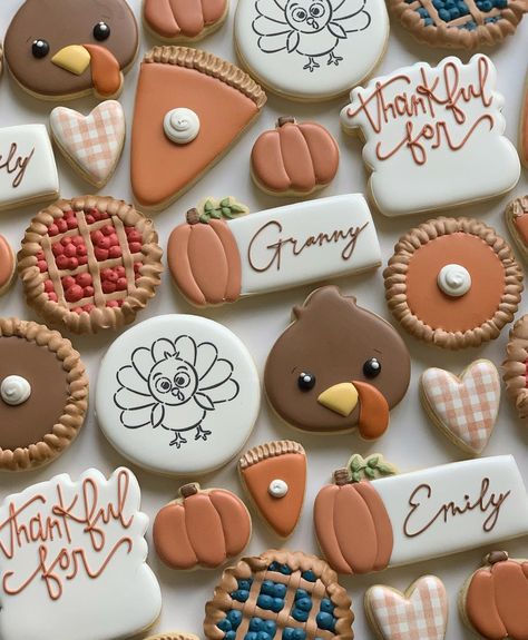 Friendsgiving Decorated Cookies, Cute Thanksgiving Cookies Decorated, Decorating Thanksgiving Cookies, Simple Thanksgiving Sugar Cookies, Cookie Decorating Thanksgiving, Sugar Cookies Decorated Fall, Friendsgiving Sugar Cookies, Personalized Thanksgiving Cookies, Thanks Giving Cookie Decorating