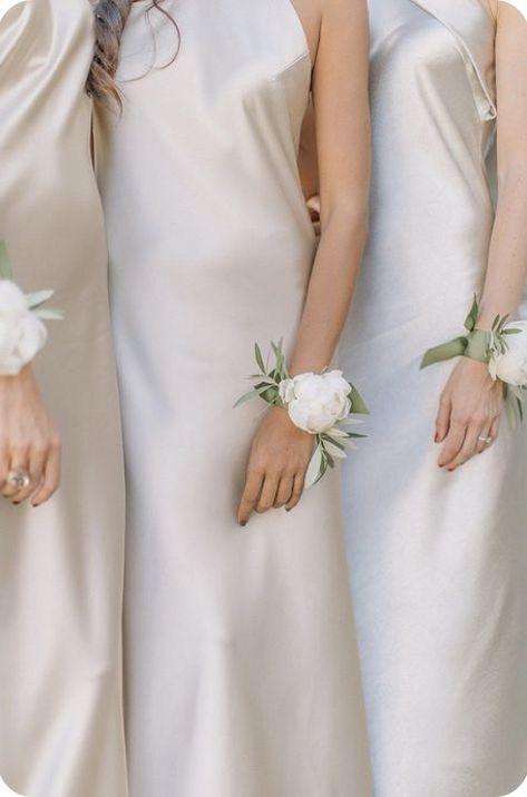 Wrist Corsage Wedding, Silk Bridesmaid Dresses, Bridesmaid Corsage, Bridesmaid Diy, Wrist Flowers, Corsage And Boutonniere, Douro Valley, Flower Corsage, Corsage Wedding