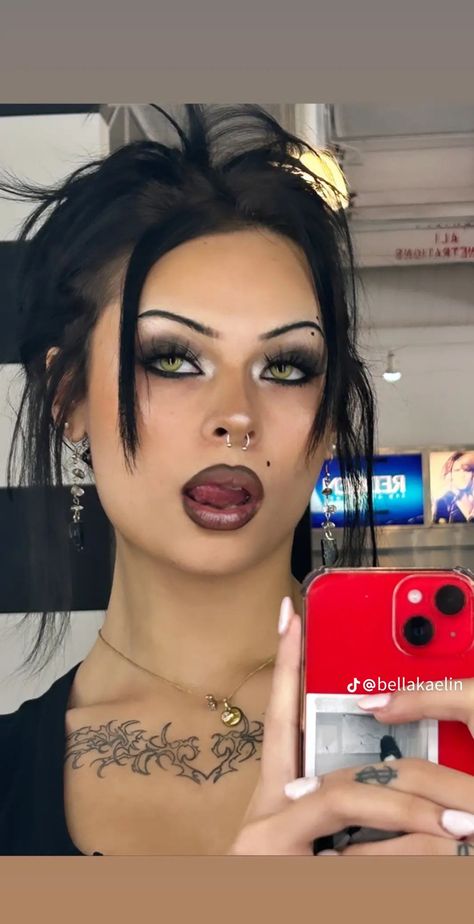 Grunge Halo Eye, East Goth Makeup, Dark Makeup Looks For Hooded Eyes, Cool Tone Grunge Makeup, Alt Natural Makeup, Smokey Alt Makeup, Hot Natural Makeup, Crazy Person Makeup, Olive Skin Tone Makeup Looks