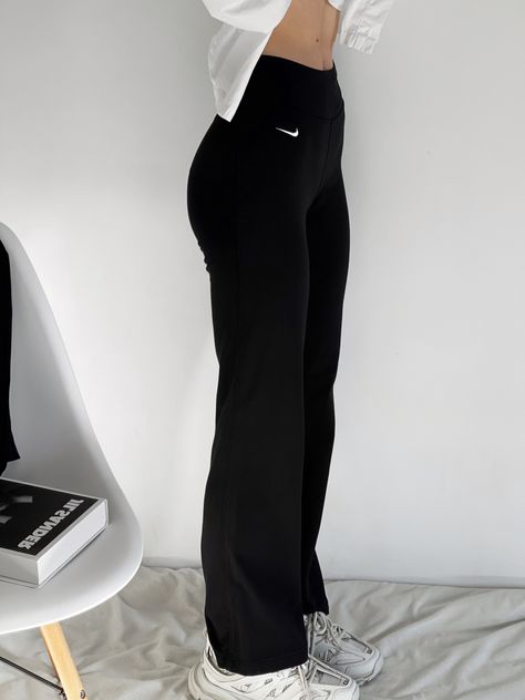 Gym Outfits Aesthetic Sweatpants, Pants For Women Fashion, Pretty Gym Outfits, Nike Dryfit Outfit, Cute Gym Wear, Graduation Outfit Inspiration, Excersise Outfits Women, Practice Outfits Aesthetic, Gym Aesthetic Women Outfits