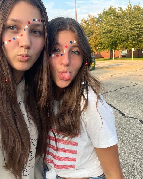 4th Of July Outfits Face Paint, Red White And Blue Dots On Face, Home Coming Face Paint Ideas, Cute 4 Of July Makeup, Camp Face Paint Ideas, Face Dots For Football Games, Easy Fourth Of July Face Paint Ideas, 4 Of July Makeup Ideas Easy, Usa Face Paint For Football Games