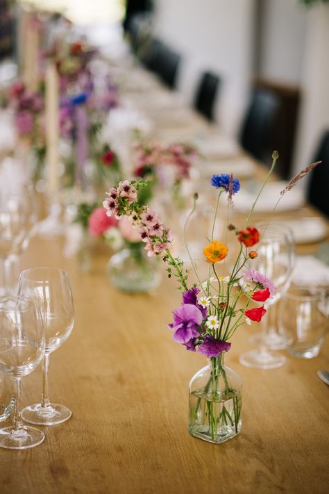 Gorgeous meadow mixed Flwoers for your wedding Tables. Early Fall Garden Wedding, Wildflowers Table Setting, Wildflower Table Arrangements Wedding, Wildflower Wedding Spring, Wild Flowers Table Decorations, Wildflower Garden Party Wedding, Wild Flower Bud Vase Centerpiece, Simple Floral Table Decorations, June Wildflower Wedding