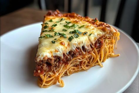 Spaghetti Pie Recipe Spaghetti Pie Recipe, Baked Spaghetti Pie, Cheesy Baked Spaghetti, Spaghetti Pie Recipes, Baked Spaghetti Casserole, Creamy Pie, Spaghetti Pie, Salsa Fresca, Spaghetti Casserole