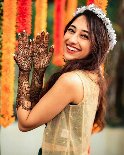 Bridal Mehndi Karvachauth Photoshoot, Mehendi Photography Bridal, Mehendi Photoshoot, Bridal Mehendi Designs Wedding, भारतीय दुल्हन संबंधी, Mehendi Photography, Mehndi Function, Indian Bride Poses, Indian Bride Photography Poses