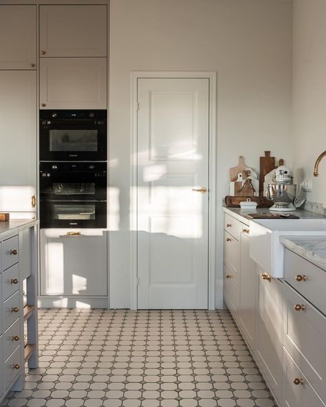 Adjust your budget for installing porcelain tiles in kitchen decorations. Now you can install and use a porcelain tile floor with a simple pattern that has a combination of beige and brown colors so that it has a touch of monochromatic color. The tile pattern used is suitable for decorating farmhouse or rustic kitchens. Simple Look Porcelain Tile frame @annalovesneutrals #kitchenflooringideas #bambooflooring #ceramictiles #flooring Floor Tiles For Small Kitchen, Kitchen With Patterned Tile Floor, Kitchen Floor Porcelain Tile, Kitchen Mosaic Floor, Kitchen Floor Pattern, Non Wood Kitchen Floors, Unique Kitchen Floors, Patterned Floor Tiles Kitchen, Laminate Tile Flooring Kitchen