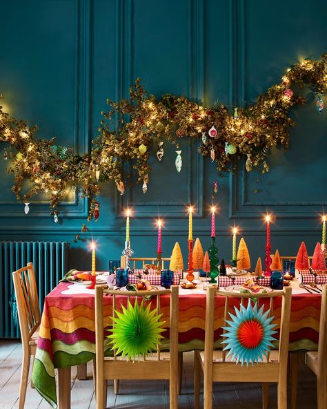 Christmas room decor, colourful dining area Colourful Christmas Table, Table Setting For Christmas, Christmas Tables, Colourful Christmas, Christmas Table Setting, Festive Table Setting, Christmas Dining Room, Paper Christmas Decorations, Christmas Dinner Table