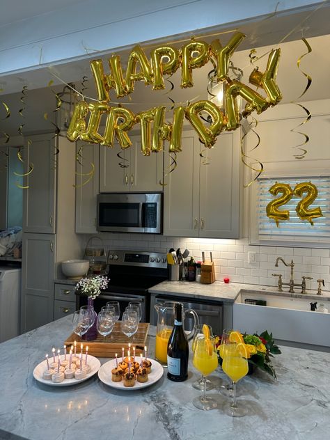 Breakfast Birthday Ideas For Him, Surprise Brunch Birthday, Birthday In Your 20s, Dining Room Birthday Decor, Boyfriend Birthday Breakfast Ideas, Breakfast Birthday Decorations, Surprise Morning Birthday Ideas, Birthday Breakfast Buffet Ideas, Birthday Decoration Ideas Apartment