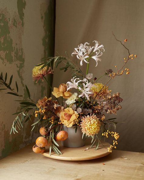 Jess Gring on Instagram: “I’m so very excited to be collaborating with the wonderful folks at @glasswingshop to provide some seasonally inspired offerings for the…” Dutch Masters Wedding, Thanksgiving Floral Arrangements, Sogetsu Ikebana, Thanksgiving Floral, Holiday Arrangement, Fresh Flowers Arrangements, Flower Boxes, Fall Flowers, Floral Arrangement