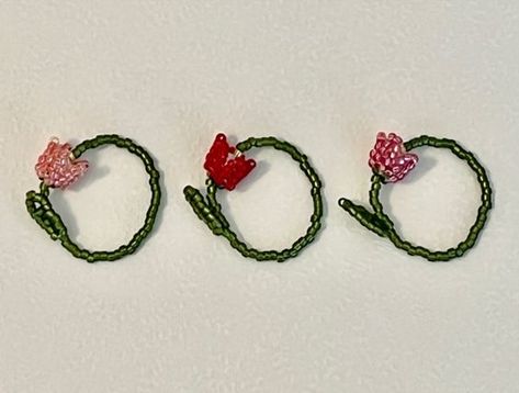 🌷 🌱 🌷 I made these bead rings inspired by tulips! Check out the pattern/tutorial at https://youtu.be/5VEi4H4zGXc Beaded Tulip Tutorial, Beaded Charms Patterns, Seed Bead Tulip, Diy Beaded Jewelry Tutorials, Seed Bead Patterns Tutorials, Beads Ring Tutorial, Seed Bead Flowers Tutorial, Bead Rings Tutorial, Beaded Rings Patterns