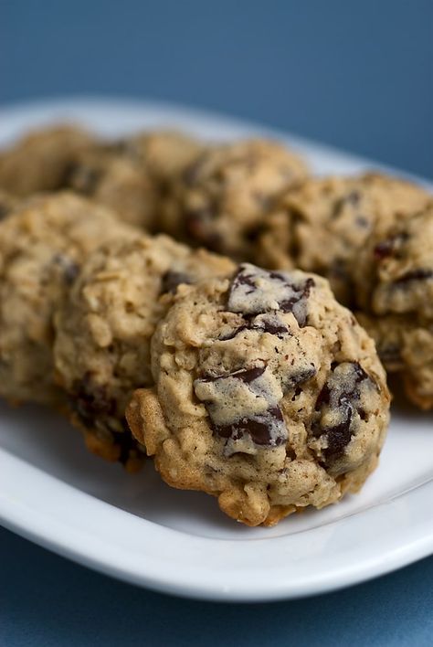 Dark Chocolate Chunk and Dried Cherry Oatmeal Cookies are sweet, tart, chewy cookies. A great flavor combination! - Bake or Break #cookies #chocolatechipcookies #oatmealcookies Comfort Deserts, Cherry Oatmeal Cookies, Cherry Oatmeal, Fall Cookie Recipes, Best Oatmeal Cookies, Food Bakery, Cherry Cookies, Chewy Cookies, Cherry Chocolate