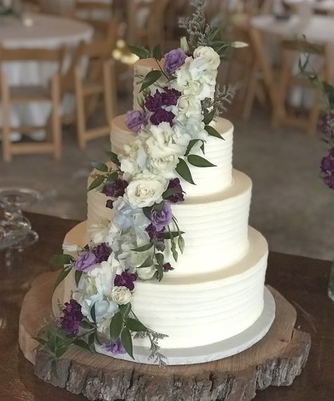 Simple Wedding Cake With Purple Flowers, Navy Lavender And Sage Wedding, Small Wedding Cakes Purple, Light Purple And Green Wedding Theme, Purple And Green Wedding Aesthetic, Lilac Purple And Sage Green Wedding, Lilac Wedding Cake Ideas, Lavender Theme Wedding Cake, Purple Flowers Wedding Cake