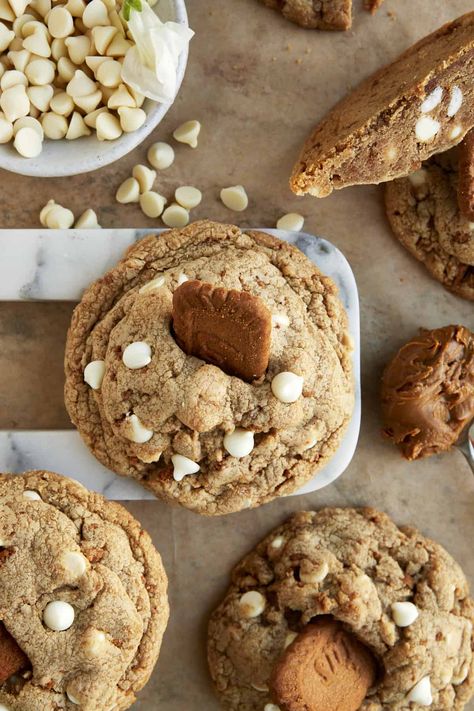 This White Chocolate Chip Biscoff Cookies Crumbly Copycat features a rich cookie butter dough studded with chocolate chips and baked until fluffy and soft. Topped with a Biscoff cookie butter, it’s every bit as delicious as Crumbl’s version and easy to make at home! Biscoff Cookies Recipe, Cookies Crumbl Copycat, Cookies Crumbl, Biscoff Cookie Recipe, Crumbl Copycat, Food Dolls, Biscoff Cookie Butter, Crumbl Cookies, White Chocolate Chip