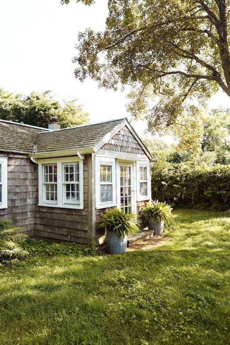 Designer Glenn Ban's Refined East Hamptons Cottage - Remodelista Cedar Shingle Cottage, Cozy Sunrooms, Connecticut Cottage, Tiny Beach Cottage, Shingle Cottage, Cedar Cottage, Modern Cottage Decor, East Hampton Houses, Tiny House Hotel