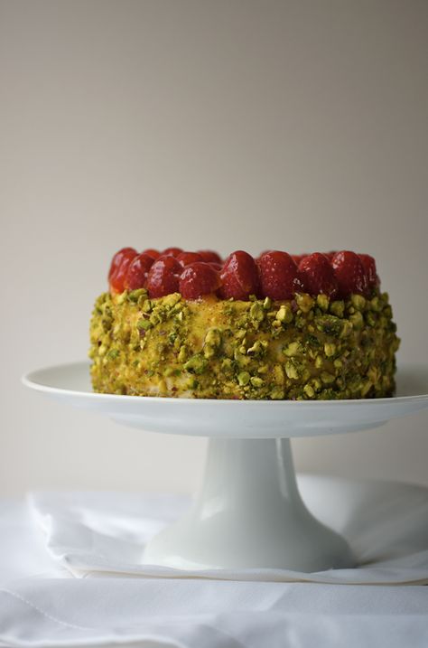 Poires au Chocolat: Raspberry and Pistachio Baked Cheesecake Raspberry And Pistachio, Raspberry Pistachio, Magic Food, Pistachio Cheesecake, Pistachio Recipes, Cupcake Chocolate, Baked Cheesecake, Torte Cupcake, Pistachio Cake