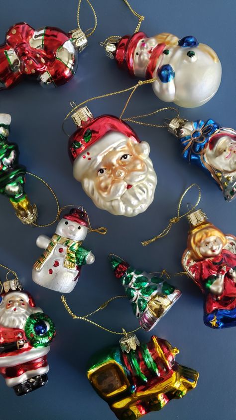 Nastalga Christmas, Old Vintage Christmas Decor, Unique Christmas Aesthetic, 90s Christmas Ornaments, 60s Christmas Decor, 2000s Christmas Aesthetic Decor, Modern Nostalgia Christmas, Vintage Christmas Houses, Christmas Tree Vintage Ornaments