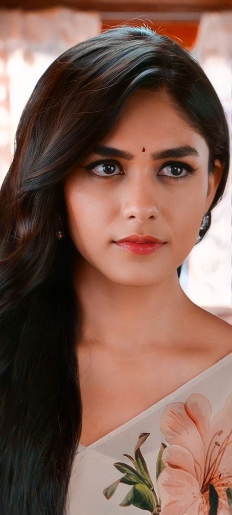 Mrunal Thakur Hairstyle, Mrunal Thakur Wallpaper, Sita Ramam Mrunal Looks, Mrunal Thakur In Saree, Mrunal Thakur Saree, Seetha Ramam, Mrinal Thakur, Sita Mahalakshmi, Gautham Karthik