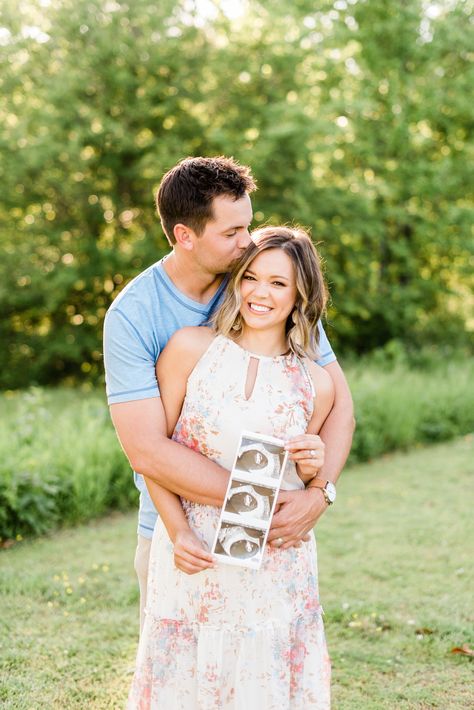 Picture With Ultrasound Photo Ideas, Ultrasound Pictures Couple, Ultrasound Picture Ideas Announcement, Maternity Photography Ultrasound Picture, Family Photos With Ultrasound, Cute Ultrasound Picture Ideas, Holding Ultrasound Pictures, Couples Announcement Pictures, Maternity Announcement Photos