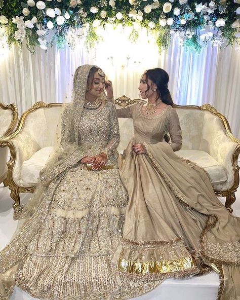 Pakistani Nikkah Bride, Mehndi Hairstyle, Desi Bridesmaids, Pakistani Bridesmaids, Brides Jewellery, Asian Wedding Dress Pakistani, Wedding Dresses Pakistani, Pakistan Wedding, Brides Hair