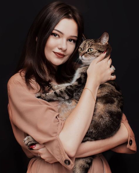 Cat Family Photo, Cat Family Portrait, Cat Friendship, Dog Family Pictures, Pet Photography Poses, Animals Portrait, Pet Photography Studio, Family Photo Studio, Girl With Cat