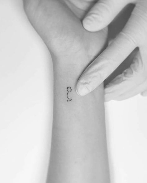 Tiny Cat Tattoo, Minimalist Cat Tattoo, Small Pretty Tattoos, Cat Tattoos, Petite Tattoos, 강아지 그림, Small Hand Tattoos, Classy Tattoos, Discreet Tattoos