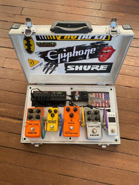 Pedal Board Aesthetic, Suitcase Pedalboard, Pedalboard Aesthetic, Bass Pedalboard, Pedalboard Design, Pedalboard Setup, Diy Pedalboard, Music Production Equipment, Guitar Crafts