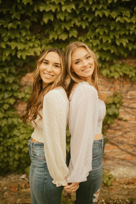 Fun Friendship Photoshoot Ideas, Photo Shoot Ideas For Sisters, 2 Friends Photo Ideas, Bestie Photo Shoot Poses, 2 Person Friend Poses, Picture Poses For 2 People, Photography Poses 2 People, Preppy Photos Of People, Sisters Birthday Photoshoot