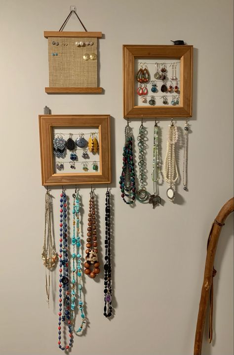 Hanging Necklaces On Wall, What To Do With Picture Frames, Diy Necklace Hanger, Diy Jewelry Organizer Wall, Necklace Holder Diy, Diy Home Decor Boho, Creative Jewelry Storage, Jewelry Holder Wall, Jewelry Organizer Diy Wall