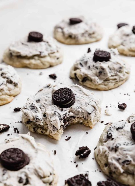 Copycat Crumbl Cookies, Cookies And Cream Cookie, Milkshake Cookies, Oreo Milkshake Recipe, Cookies And Cream Milkshake, Cookie Milkshake, Cookies And Cream Frosting, Crumble Cookie Recipe, Oreo Frosting