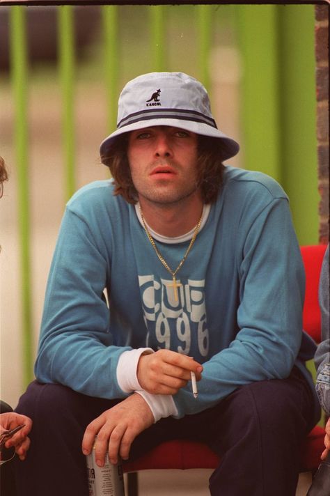 Oasis’s Band Style Is All the Fall Wardrobe Inspiration You Need 90 Fashion Men, Liam Oasis, Oasis Style, Oasis Album, Liam Gallagher Oasis, How To Wear Jeans, Liam And Noel, Oasis Clothing, Oasis Band