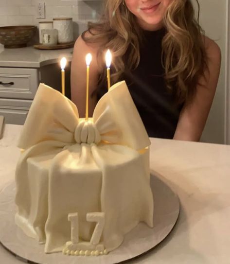 17 Doğum Günü, Tårta Design, Golden Birthday Cakes, 17 Birthday Cake, 17th Birthday Ideas, Sweet 17, Cute Birthday Ideas, Mini Cakes Birthday, Creative Birthday Cakes