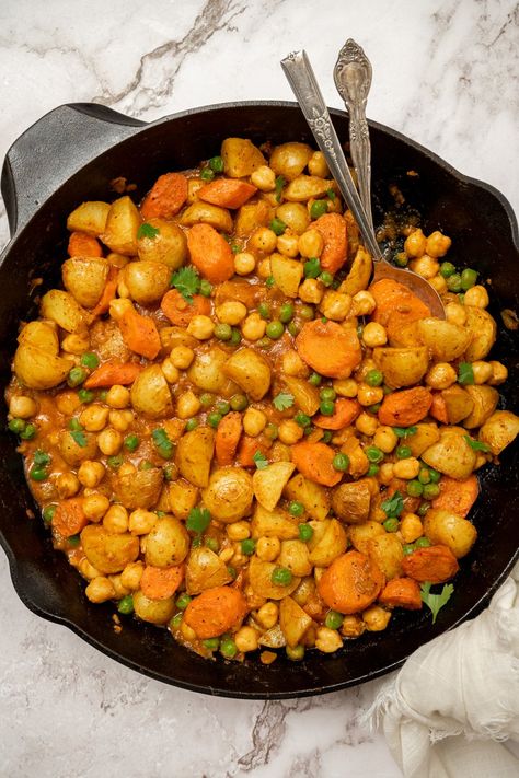 A veggie packed curry made with a premade jarred sauce for simplify weeknight meals. Carrot... Potato Chickpea Curry, Carrot Curry, Potato Chickpea, Fall Meals, Plant Based Dinner, Meatless Main Dishes, Potato Curry, Carrots And Potatoes, Chickpea Curry