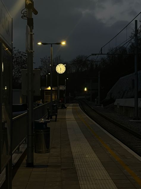 Late Night Aesthetic Pictures, Trains At Night, Night Time Asethic, Night Aesthetic Train, Dark Train Aesthetic, Train Aesthetic Night, Outside Aesthetic Night, Night Aesthetic Pfp, Train Night Aesthetic