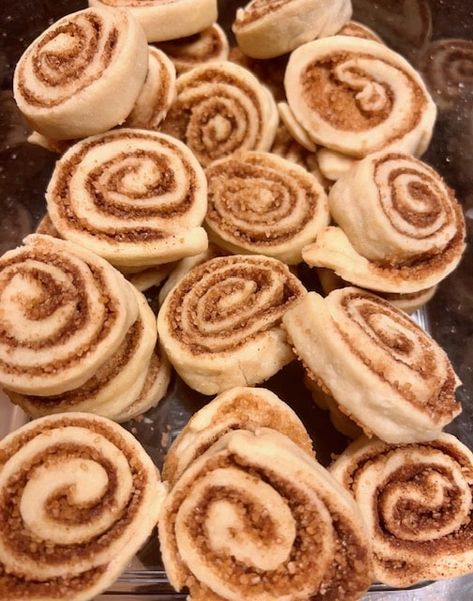 Cinnamon Pinwheel Cookies, Cinnamon Pinwheels, Date Pinwheel Cookies, Christmas Pinwheel Cookies, Pinwheel Cookies Recipe, Cinnamon Cookies Recipes, Pinwheel Appetizers, Christmas Candies, Pinwheel Cookies