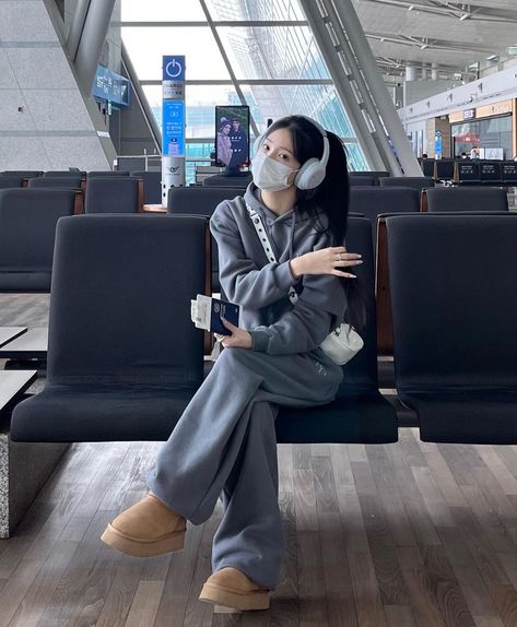 Uzzlang Airport, Korean Airport Fashion Winter, Airport Aesthetic Korea, Airport Outfit Aesthetic Winter, Airport Fashion Comfy, Airport Fits Winter, Comfy Airport Outfit Aesthetic, Airport Outfit Comfy Winter, Hoodie Airport Outfit