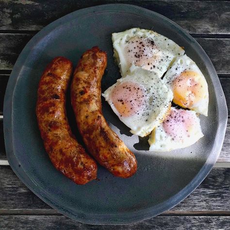 🔻 100+ pounds on Instagram: “an early dinner after a short 16.5 hour break from eating — two hot italian sausages and four eggs cooked in a teaspoon of ghee. 🌱…” Meat And Vegetable Diet, Meal Aesthetic, Animal Base, Ancestral Diet, Italian Sausages, Desayuno Keto, Animal Based, Soul Food Dinner, Hot Italian Sausage