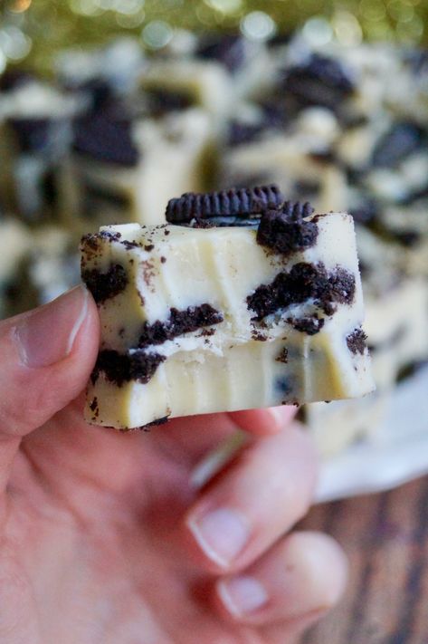 White Chocolate Oreo Fudge, 3 Ingredient Oreo Fudge, Oreo Fudge Recipe, Oreo White Chocolate, Fudge Oreo, Easter Bakes, White Chocolate Fudge Recipes, Chocolate Oreo Cake, White Chocolate Recipes