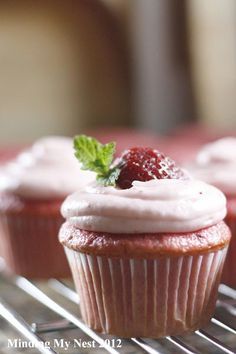 Strawberry cupcake starting with a box mix and using fresh strawberries... Small Batch Cupcakes, Strawberry Cupcake Recipes, Strawberry Buttercream Frosting, Strawberry Cream Cheese Frosting, Cupcakes With Cream Cheese Frosting, Strawberry Buttercream, Strawberry Jello, Cupcakes Decorados, Strawberry Cream Cheese