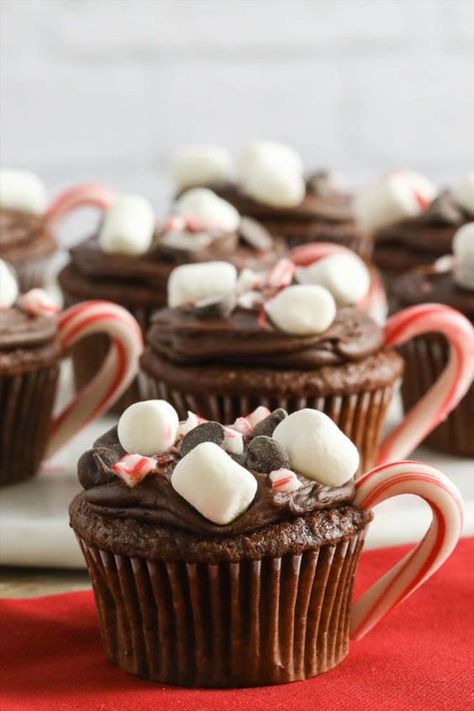 Cute Winter Recipes, Polar Express Dessert Ideas, Peppermint Hot Chocolate Cupcakes, Hot Cocoa Ideas Christmas, Hot Coco Cupcake, Hot Cocoa Birthday Cake, Winter Desert Ideas, Decorating Cupcakes For Christmas, Christmas Dessert Ideas Cupcakes