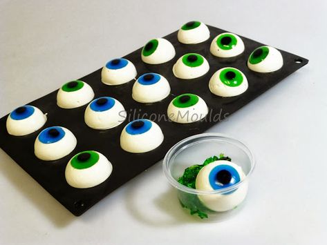 SiliconeMoulds.com Blog: Scary Edible Eyeballs - Marshmallows To Trick or Treat ! HALLOWEEN Halloween Foods, Patisserie, Jello Eyeballs, Samhain Party, Edible Eyeballs, Scary Cakes, Creepy Doll Halloween, Edible Eyes, Scary Food