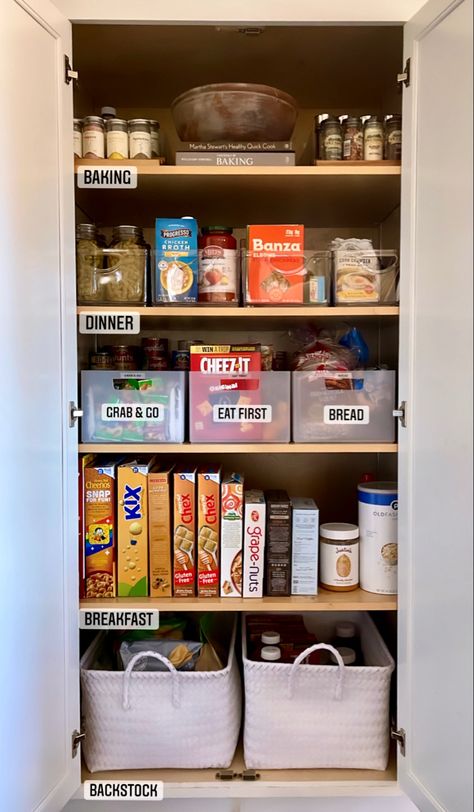 Pantry Food Storage Ideas, Food Organization No Pantry, Pantry Cupboard Organization, Declutter Pantry, Dream House Pantry, Apartment Pantry, Deep Pantry Organization, Clean Pantry, Pantry Closet Design