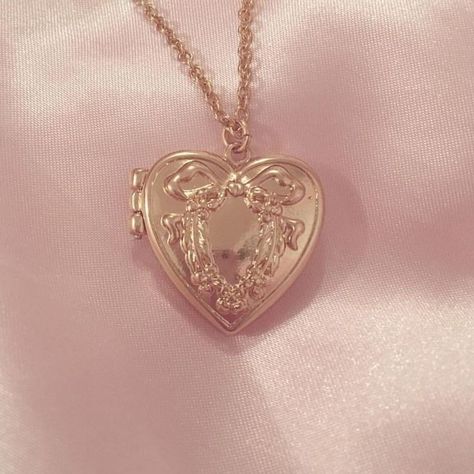 Aphrodite Aesthetic, Princess Core, Rose Pastel, Princess Aesthetic, Pink Princess, Heart Locket, An Angel, Dream Jewelry, Jewelry Inspo