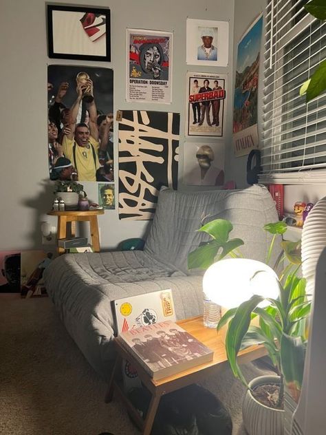 Dorm Room Masculine, Room Theme Ideas Bedrooms, Cool Guy Room, Chill Dorm Room Ideas, Main Room Ideas, Comfy Room Decor, Minimalistic Bedroom Aesthetic, Boy Bedroom Aesthetic, Guys Room Decor