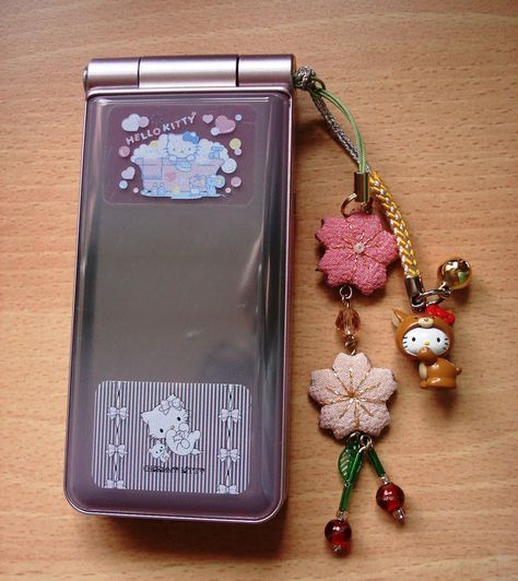 Can We Please Bring Back The Holes To Put Phone Charms On Our Phones? Burner Phone Aesthetic, Japanese Cell Phones, 2000s Phone, Flip Phone Aesthetic, Nostalgic Things, Charmmy Kitty, Retro Gadgets, Retro Phone, Flip Phone