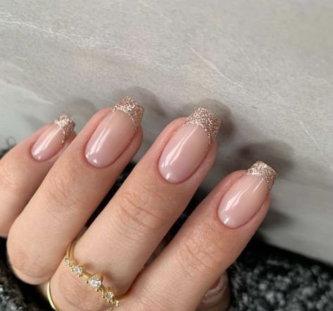 Classic Nails Elegant, Medium Tapered Square Nails, Gold French Tips, Hottest Nail Trends, Unghie Sfumate, Tapered Square Nails, Manicure Nail Art, Gold Glitter Nails, Tapered Square