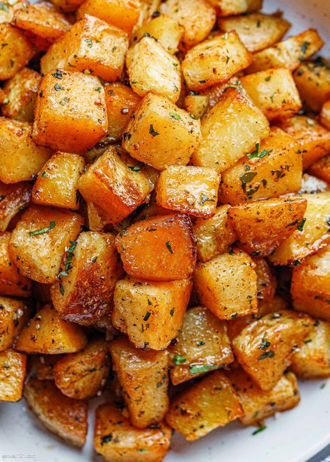 Garlic Roasted Potatoes Recipe - #potatoes #recipe #eatwell101 - These crave-worthy roasted potatoes make the perfect side dish to virtually anything! - #recipe by #eatwell101® Yellow Potatoes Recipes, Eatwell101 Recipes, Quick Potato Recipes, Potatoe Dinner Recipes, Panini Recipes Chicken, Best Potato Recipes, Potatoes Roasted, Garlic Roasted Potatoes, Garlic Recipe