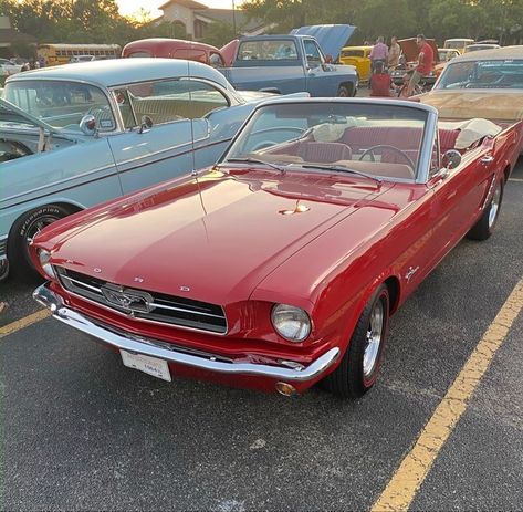 Ford Old Cars, 70s Cars Aesthetic, Red Ford Mustang Convertible, Convertible Vintage Car, Vintage Red Mustang Aesthetic, Old Retro Cars, 1965 Ford Mustang Convertible Red, Mustang Cars Classic, Classic Mustang Convertible