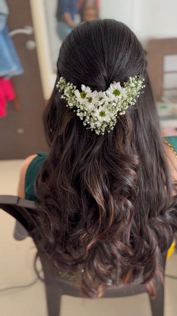 South Indian Hairstyles Open Hair, Reception Open Hairstyles, Hairdo For Saree Hairstyles, Haïr Style For Function, Bun Hairstyle With Flower, Bride Sister Outfit Ideas, Indian Hairstyles For Saree Short Hair, Reception Hairdo For Bride, Floral Hairstyles Indian