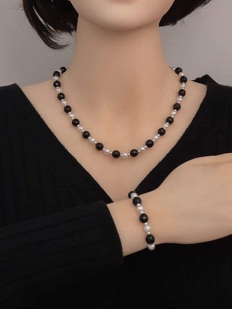 White And Black Beaded Necklace, Black And White Necklaces Beads, Black And White Beads Bracelet, Elegant Beaded Jewelry, Black Pearls Jewelry, Beads Necklace Design, Black And White Bracelets, Bead Necklace Ideas, Black And White Pearl Necklace