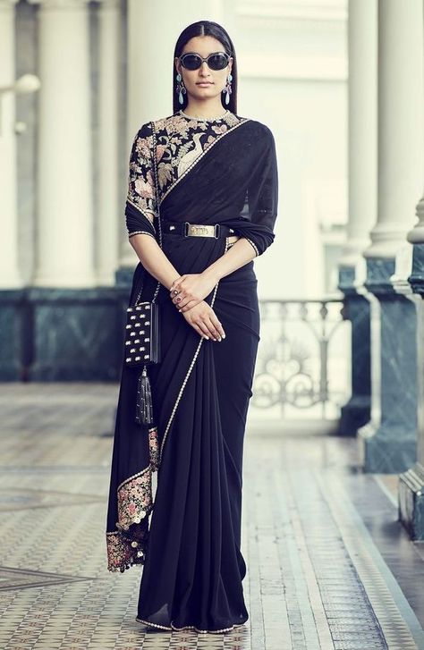 Stunning Belted Sarees That You Can Don For Your Reception! Black Sari, Latest Saree Trends, Sabyasachi Sarees, Saree With Belt, Saree Wearing Styles, Saree Wearing, Indian Sari Dress, Saree Draping Styles, Modern Saree